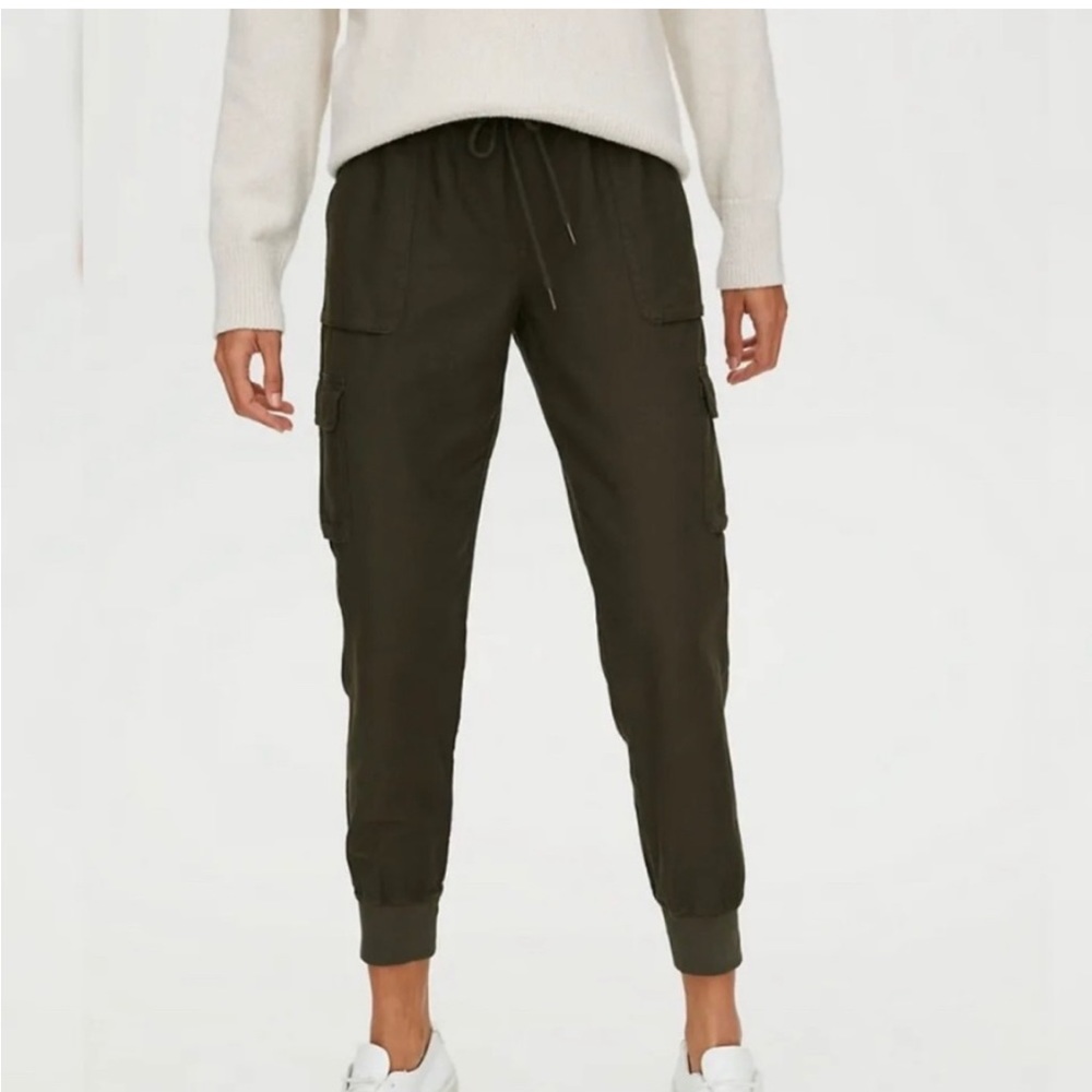 Aritzia Community Cebu Lightweight Cargo Joggers - Size XS, White